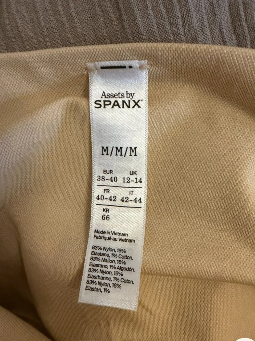 *NEW* ASSETS BY SPANX size MEDIUM Remarkable Results SHAPING SHORT compression